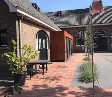 Municipality of Enschede House | Overnachten in de oude West-Indiëschool