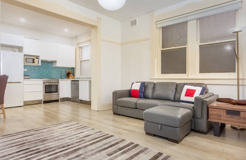 Kings Cross Apartment | Oversized Art Deco in Potts Point near Harbour