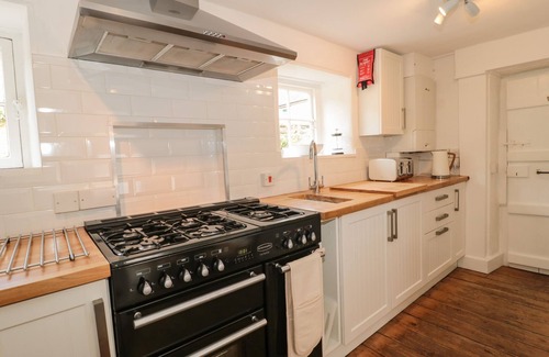Sturminster Newton Cottage | OVERTON COTTAGE, pet friendly, with open fire in Sturminster Newton