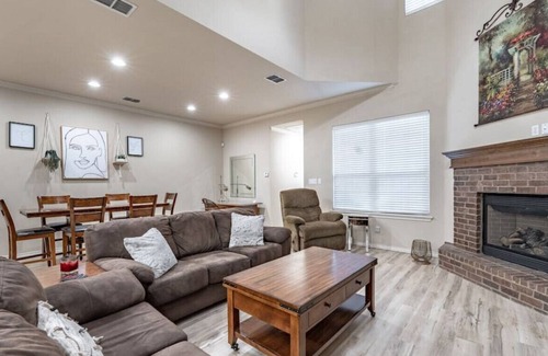 North Overton House | Overton Opulence - 3BR/3.5BA - EV Charger