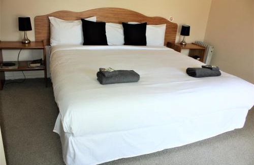 Owen River Hotel | Owen River Tavern & Motels