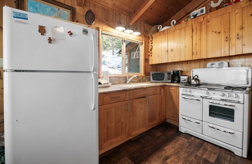 Fawnskin House | Owl Cabin - Sierra style cabin located on a quiet road in Fawnskin and backs up to National Forest!