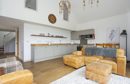 Wedmore Cottage | OWL LODGE, family friendly, with hot tub in Wedmore