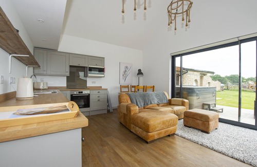 Wedmore Cottage | OWL LODGE, family friendly, with hot tub in Wedmore