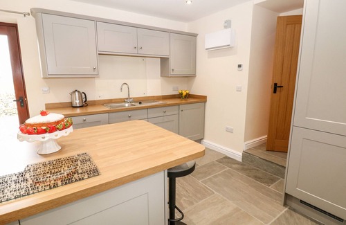 Alstonfield Cottage | OWLS BARN, family friendly, character holiday cottage in Hartington