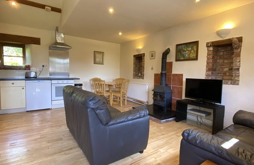 Callington Cottage | Owls Roost, charming Lakeside cottage with fishing, hot tub sleeps 2
