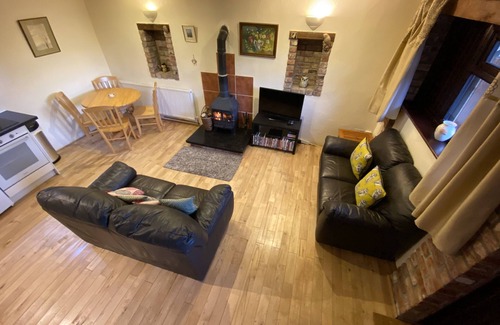 Callington Cottage | Owls Roost, charming Lakeside cottage with fishing, hot tub sleeps 2