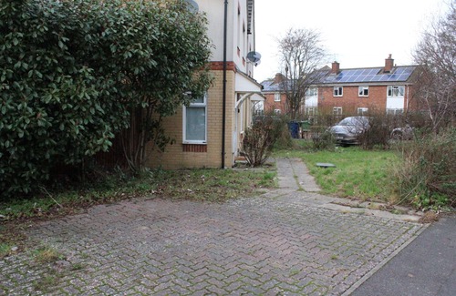 Iffley House | Oxford four beds family and pets friendly home with driveway parking