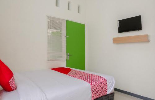 Jember Hotel | OYO 1247 Antosa Family Residence