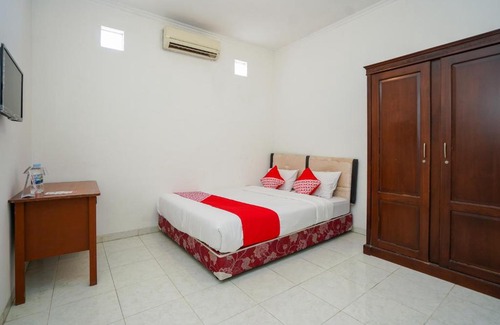 Surabaya Hotel | OYO 1281 Home Stay 83