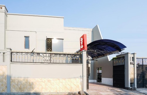 Surabaya Hotel | OYO 1281 Home Stay 83