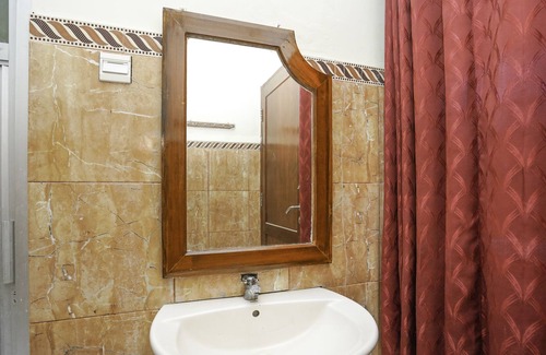 Pamekasan Hotel | OYO 2715 Hotel Madinah Syariah