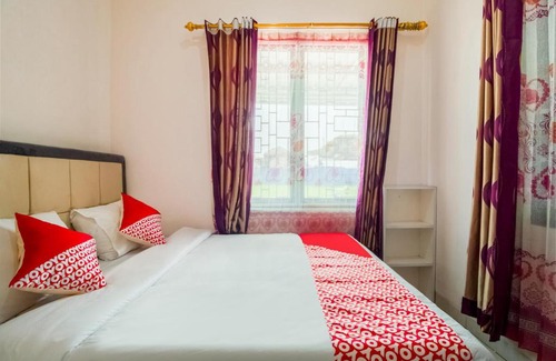 Karawang Hotel | OYO 3256 Rukost I8