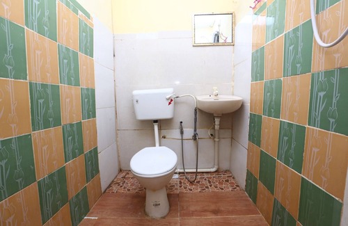 Kampung Ru Lima Hotel | OYO 89819 Raz Hotel Kelulut