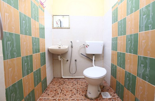 Kampung Ru Lima Hotel | OYO 89819 Raz Hotel Kelulut