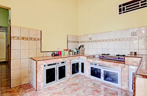 Prabumulih Hotel | OYO 90307 Fj Alfaeyza Kost