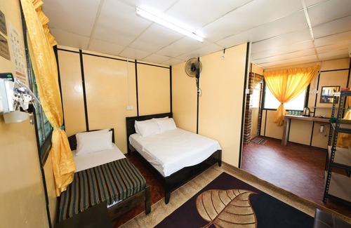 Kawasan Perindustrian Chendering Hotel | OYO 90960 Rajawali D'cabin Chalet Room