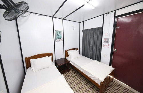 Kawasan Perindustrian Chendering Hotel | OYO 90960 Rajawali D'cabin Chalet Room