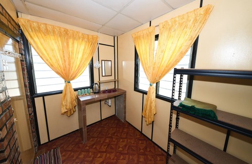 Kawasan Perindustrian Chendering Hotel | OYO 90960 Rajawali D'cabin Chalet Room