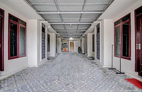 Dumai Hotel | OYO 92176 Sandira Syariah