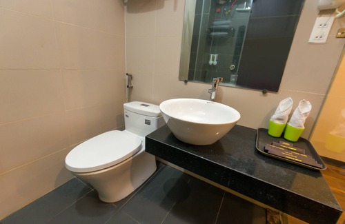 Hang Buom Hotel | OYO 930 Thang Long Hotel