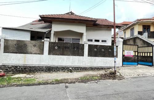 Tretes Hotel | OYO 93629 Villa Cemara Syariah