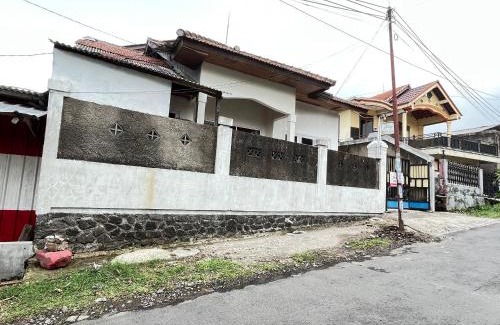 Tretes Hotel | OYO 93629 Villa Cemara Syariah