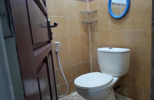 Palopo Hotel | OYO 93756 Qq Kost Near Pantai Kebesaran Beach