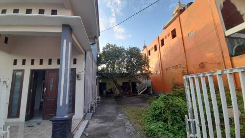 Dinoyo Hotel | OYO 93785 Aero Kost Bu Lisa Syariah Near Pasar Tradisional Lawang