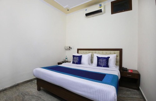 Sector 45 Hotel | OYO 9661 Hotel Lucky Plaza