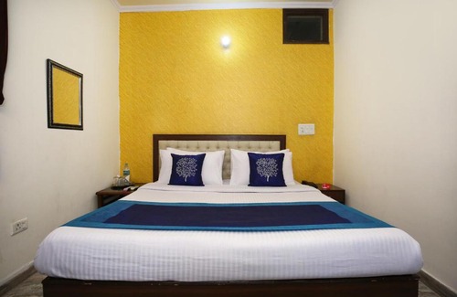 Sector 45 Hotel | OYO 9661 Hotel Lucky Plaza