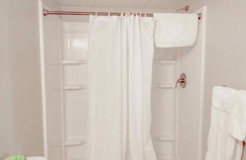 Osborne Hotel | OYO Crossroads Inn