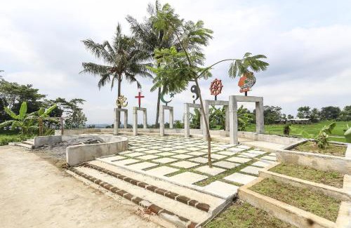 Bandungan Hotel | OYO Homes 91151 Desa Wisata Kreatif Perdamaian Srumbung Gunung