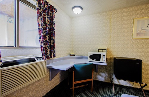 Chapmanville Hotel | OYO Hotel Chapmanville Inn, WV - Hwy 119