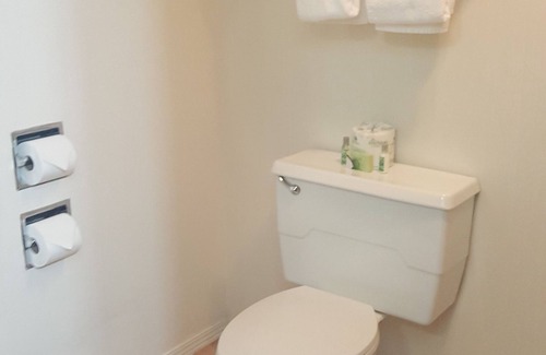 West Hills Hotel | Oyster Bay Inn & Suites