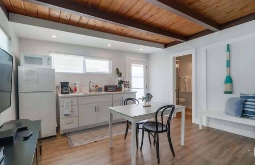 North Pacific Beach Apartment | Pacific Beach Studio Short Walk to Ocean
