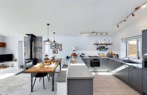 Kingsbridge House | Paddlers View - Luxurious 2 bed, hot tub. Town centre, water views