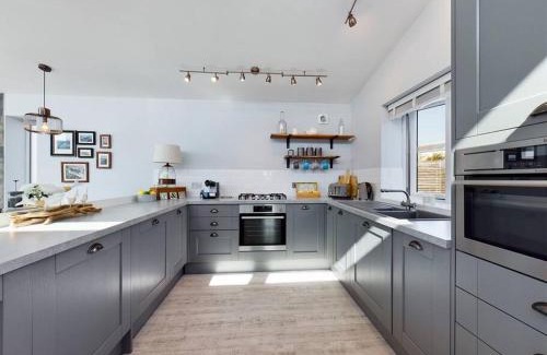 Kingsbridge House | Paddlers View - Luxurious 2 bed, hot tub. Town centre, water views