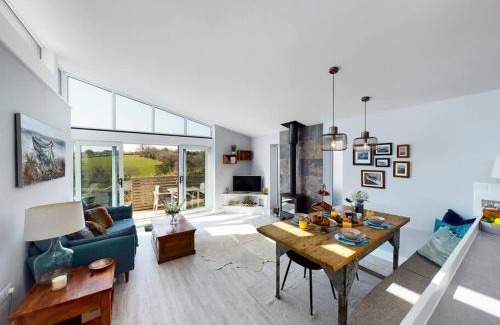 Kingsbridge House | Paddlers View - Luxurious 2 bed, hot tub. Town centre, water views