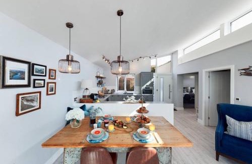 Kingsbridge House | Paddlers View - Luxurious 2 bed, hot tub. Town centre, water views