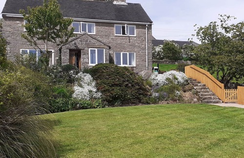 Ashbourne Cottage | PADDOCK HOUSE, pet friendly, with open fire in Ilam, Staffordshire