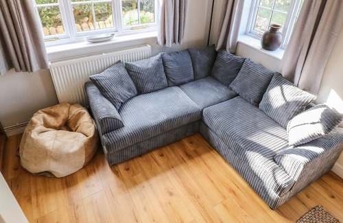 Croxton Kerrial Cottage | PADDOCK VIEW COTTAGE, pet friendly, with a garden in Vale Of Belvoir
