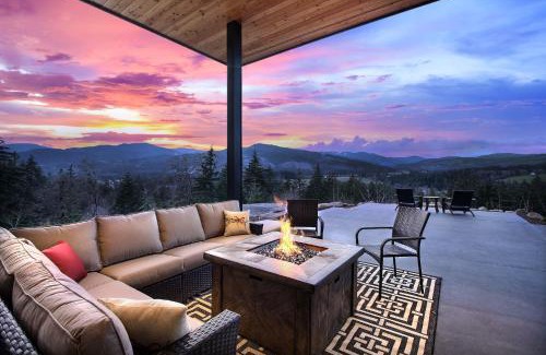 White Salmon House | Pahtos Retreat Luxe White Salmon Home Hot Tub
