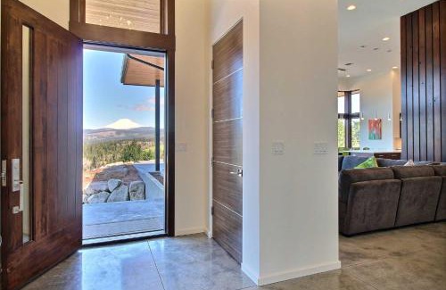 White Salmon House | Pahtos Retreat Luxe White Salmon Home Hot Tub