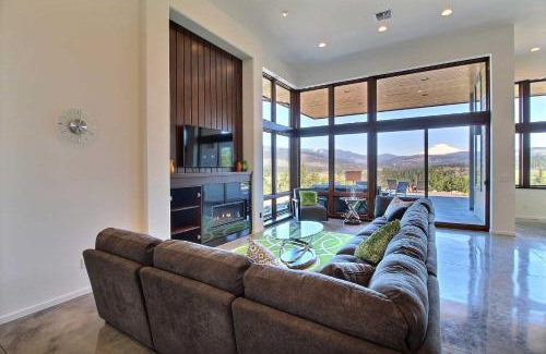 White Salmon House | Pahtos Retreat Luxe White Salmon Home Hot Tub