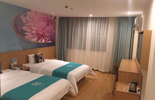 Yining Hotel | Pai Hotel Yining Huarui International Commerce And Trade City