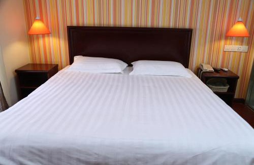 Yining Hotel | Pai Hotel Yining Huarui International Commerce And Trade City