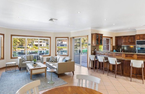 Sussex Inlet House | Palatial Multi-family Waterfront