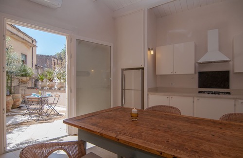 Modica Apartment | Palazzo degli Olivi - The Jasmine Terrace in the monumental area of Modica