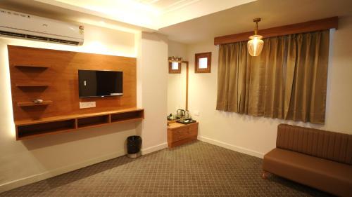 Raja Park Hotel | Pali's Stay